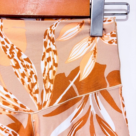 AERIE Beige bike shorts with leaf pattern - Picture 4 of 9